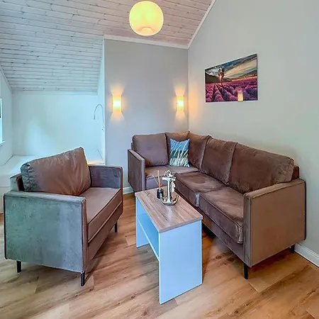 بيت للعطل Mit Whirlpool Und Sauna In *