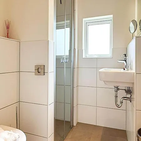 بيت للعطل Mit Whirlpool Und Sauna In باد بيفينسون